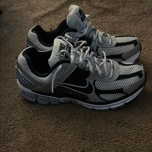 Nike Men's Black and Gray Running Shoes (Vermeros)
